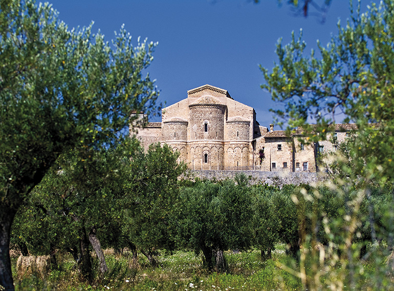 Veduta absidale della chiesa dell’abbazia di San Giovanni in Venere di Fossacesia (XII secolo)